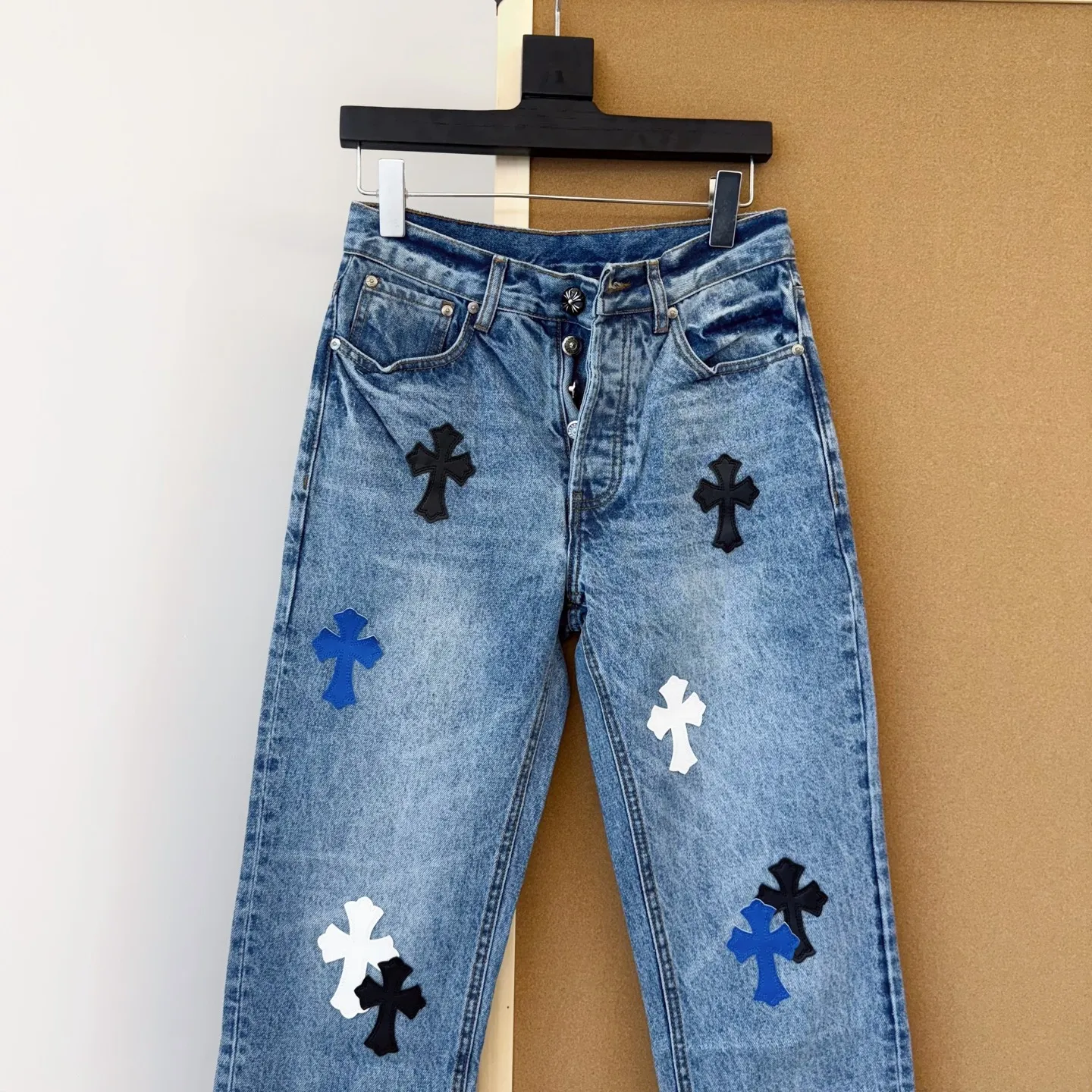 P280 Style number D321 chromehearts three-color patchwork leather jeans SIZE#28-36 Size reference# 28 pants length 102 waist 70 hips 96 30 pants length 104 waist 74 hips 100 32 pants length 106 waist 78 hips 104 34 pants length 108 waist 82 hips 108